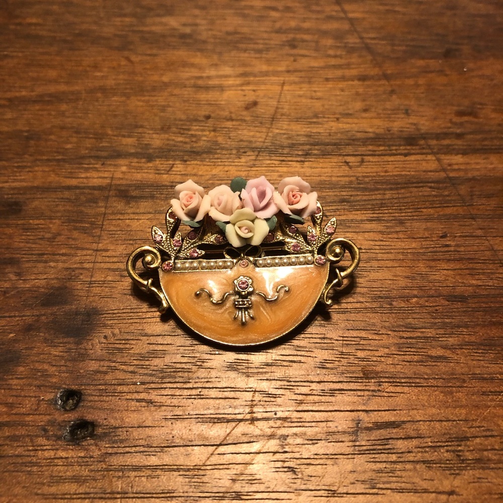 Brooch with ceramic flowers
